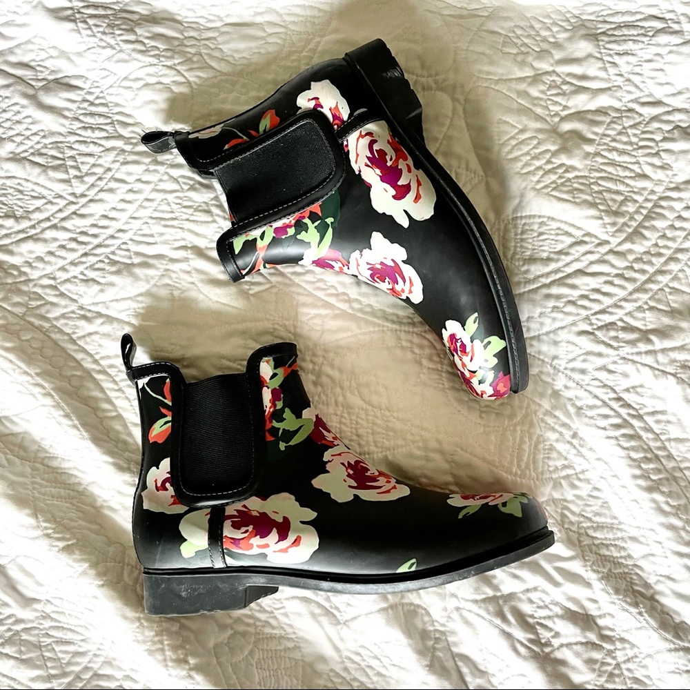 😍NEW😍 JustFab Floral Rain Booties Size 8.5
